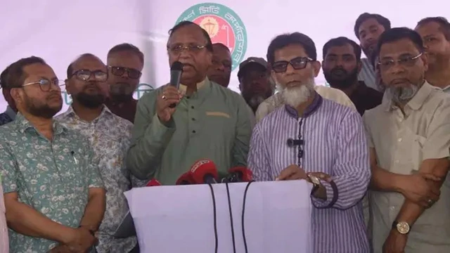 পথচারী-যান চলাচল নির্বিঘ্ন রেখেই হকার পুনর্বাসন করা হচ্ছে
