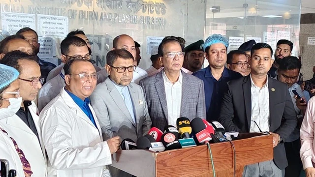 চট্টগ্রাম-কুমিল্লায় বিস্ফোরণ : দগ্ধদের দেখতে জাতীয় বার্নে দুই মন্ত্রী