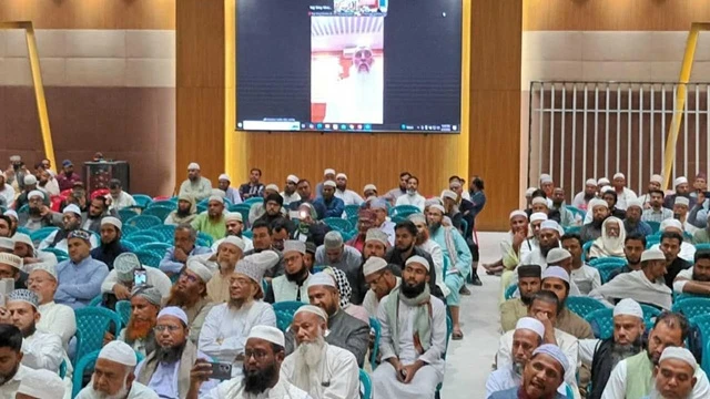 মাতা-পিতার মতো হজযাত্রীদের খেদমত করতে হবে