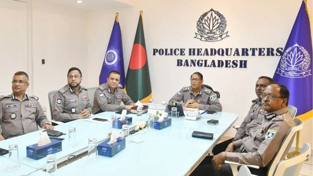 চাঁদাবাজি ঠেকাতে মাঠপর্যায়ের কর্মকর্তাদের কঠোর বার্তা