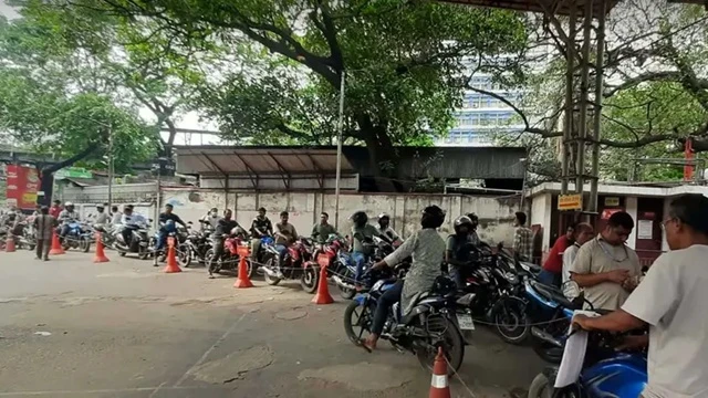 তেল পেতে আড়াই ঘণ্টা অপেক্ষা, রমনা পাম্পে গাড়ির এক কিলোমিটার সারি