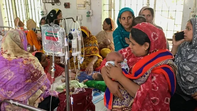 পাম্পে আর দীর্ঘ লাইন নয়: তেল পেতে অগ্রাধিকার পাবেন শিক্ষক, সাংবাদিক ও চাকরিজীবীরা