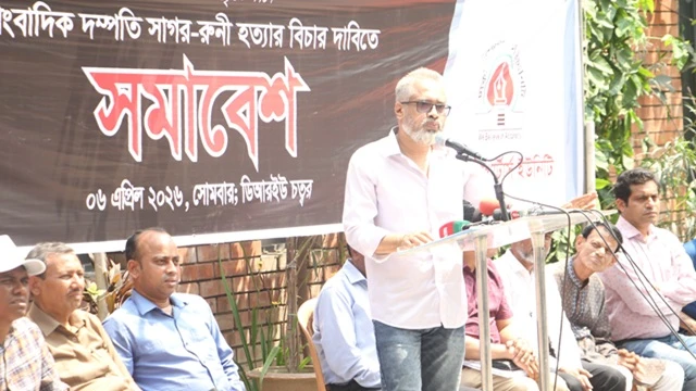 সাগর-রুনি হত্যার বিচার দাবিতে ডিআরইউ প্রাঙ্গণে আয়োজিত সমাবেশে বক্তব্য রাখছেন সংগঠনের সভাপতি আবু সালেহ আকন। সোমবার (০৬ এপ্রিল, ২০২৬), ঢাকা। ছবিঃ মামুন রশীদ