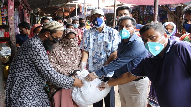 কর্মহীন মানুষকে খাদ্যসামগ্রী বিতরণ করেছে আমিন মোহাম্মদ গ্রুপ