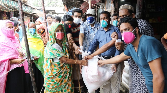 কর্মহীন মানুষকে খাদ্যসামগ্রী বিতরণ করেছে আমিন মোহাম্মদ গ্রুপ