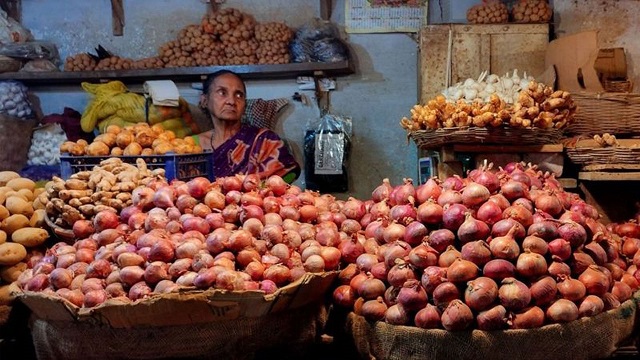 মঙ্গলবার ভারতে পেঁয়াজের গড় পাইকারি দাম ছিল ৫৭ রুপির সামান্য বেশি