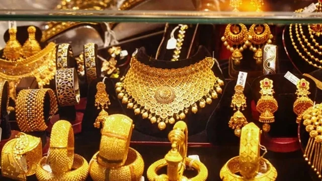 সোনার দাম ভরিতে কমলো ৩ হাজার ২৬৬ টাকা